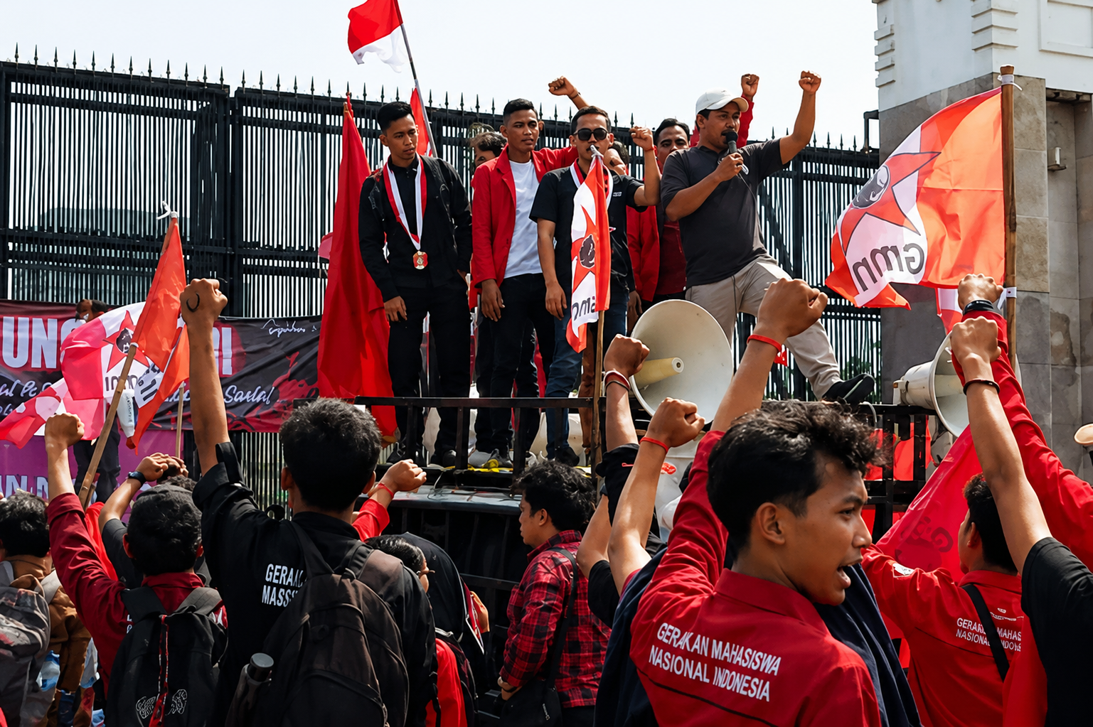 597 Personel Disiagakan, Tuntutan Massa Dua Aksi Demo Besar