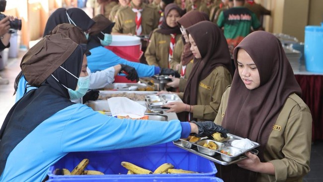 BGN Uji Coba MBG Prasmanan, Siswa Ikut Sajikan Makanan ke Kelas
